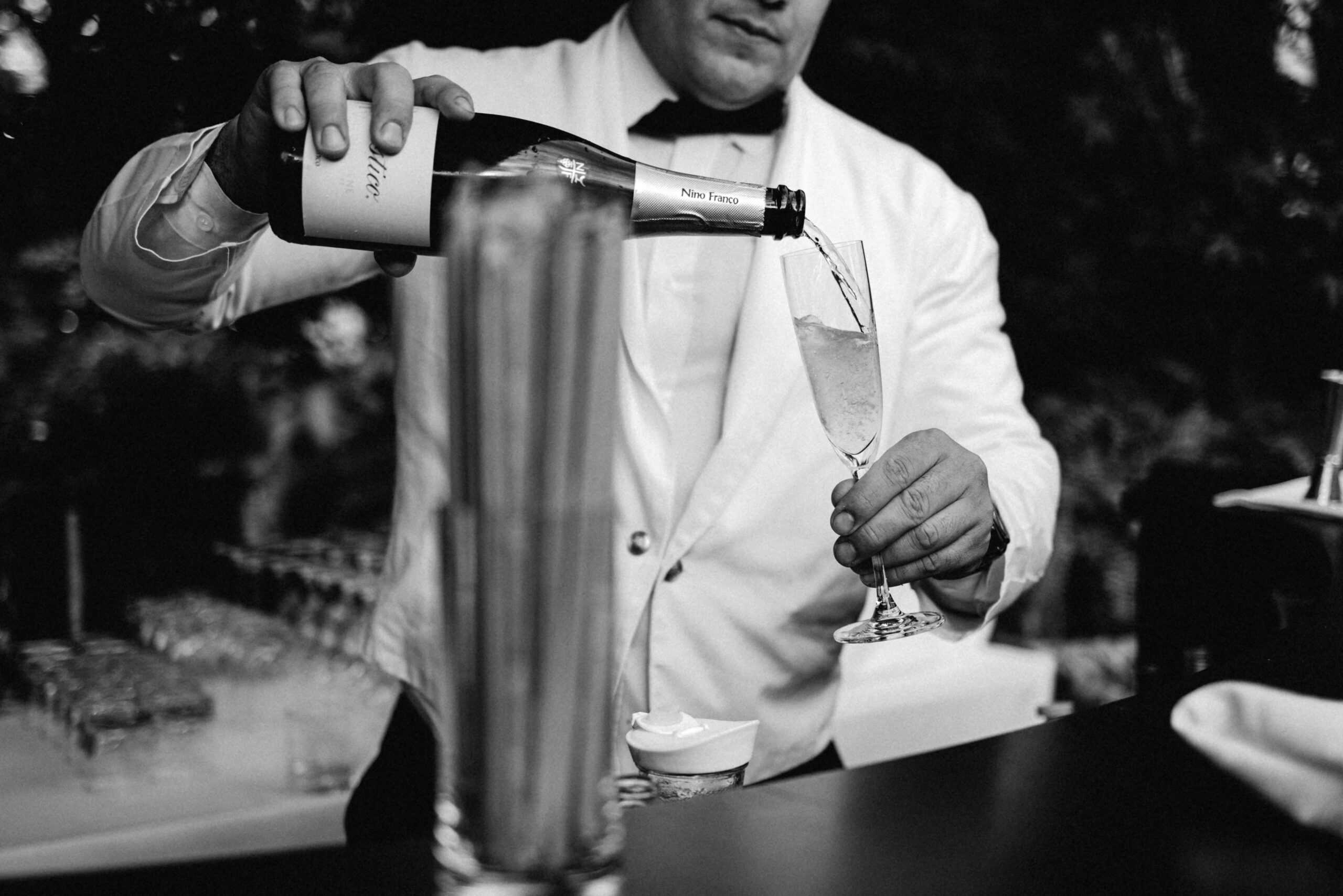 The River Café wedding in Brooklyn set beneath the Brooklyn Bridge with Manhattan skyline views