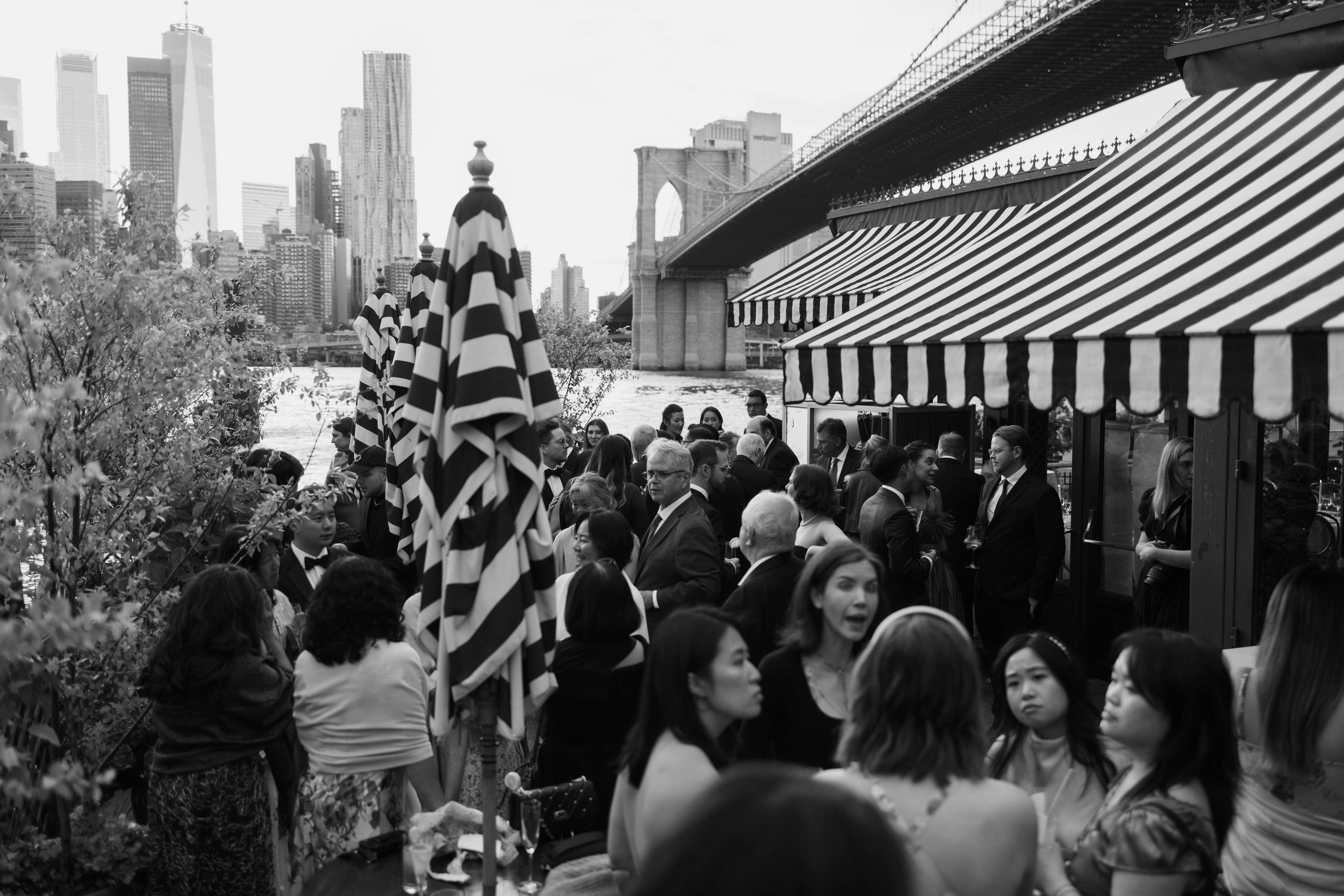 The River Café wedding in Brooklyn set beneath the Brooklyn Bridge with Manhattan skyline views