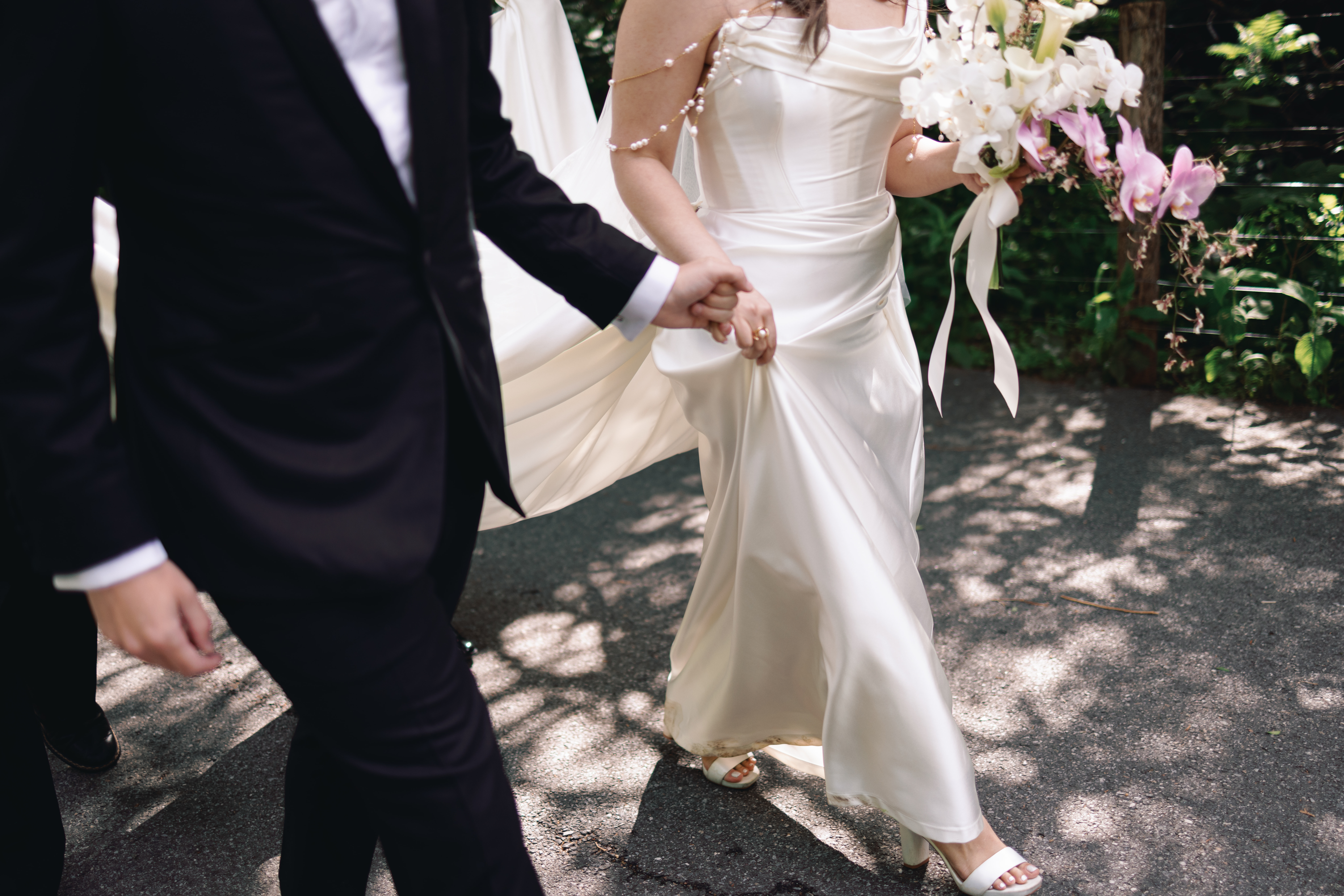 dramatic bride and groom portrait at the River Café in Brooklyn with elegant bouquet