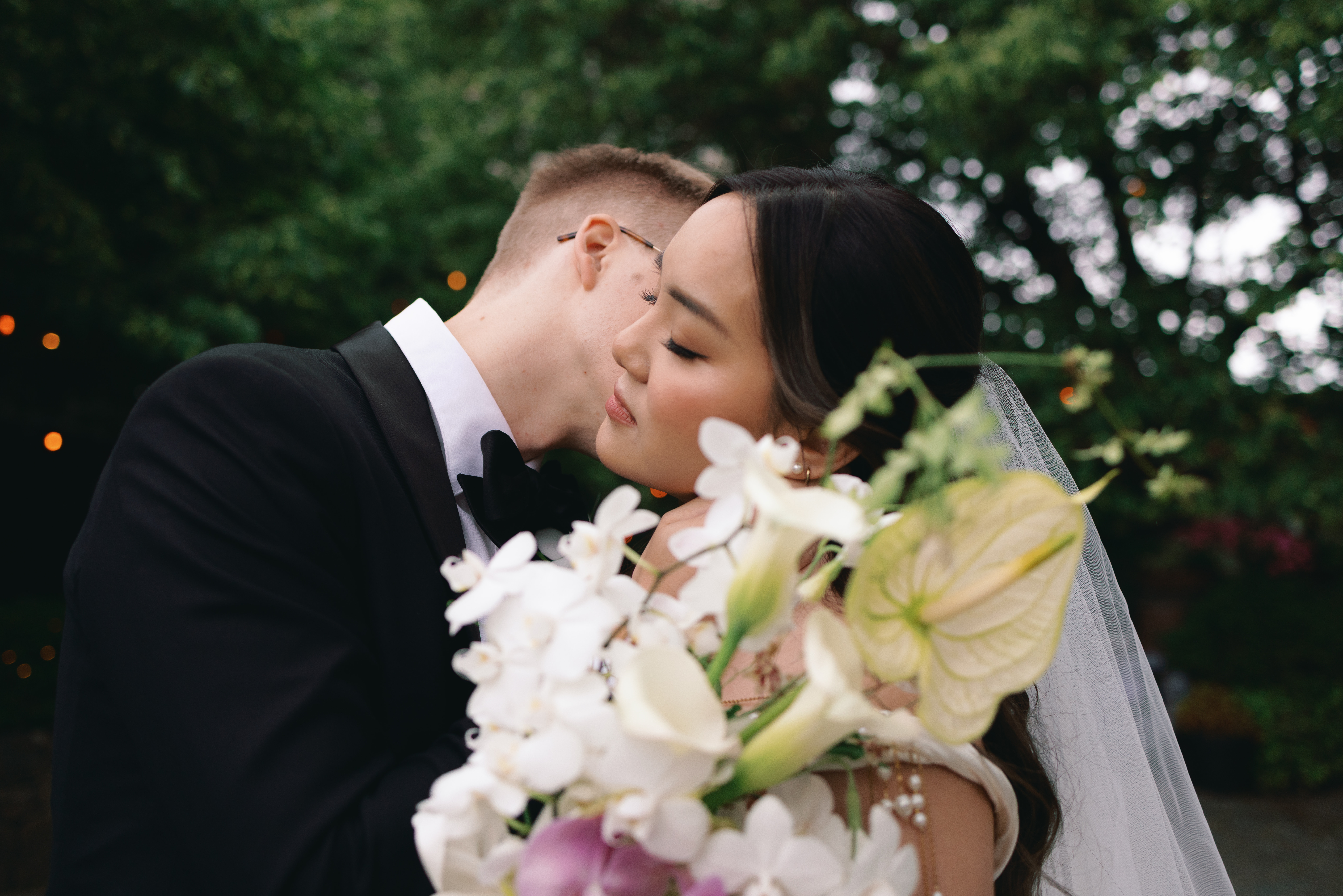dramatic bride and groom portrait at the River Café in Brooklyn with elegant bouquet