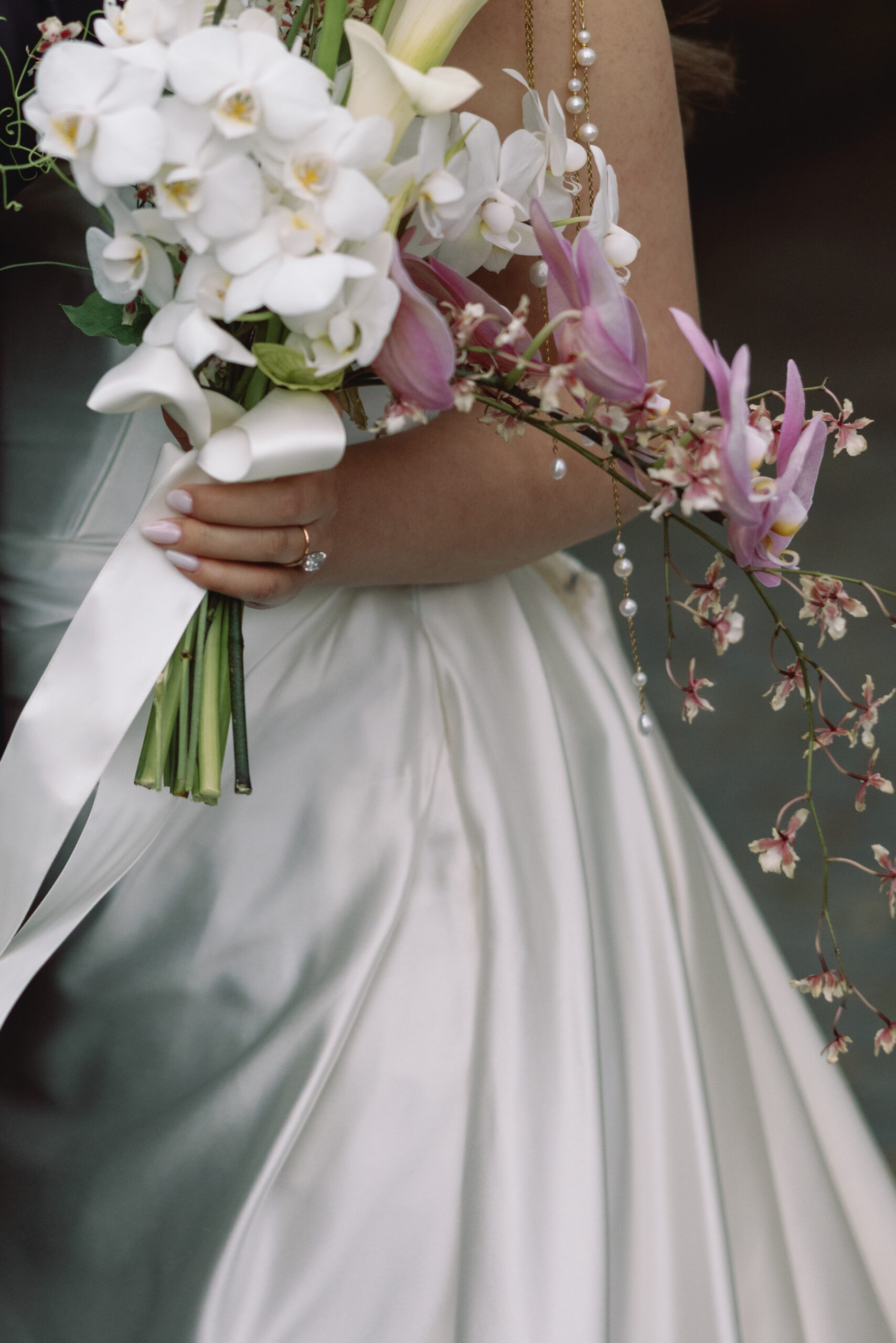 florals portrait at the River Café in Brooklyn set beneath the Brooklyn Bridge 