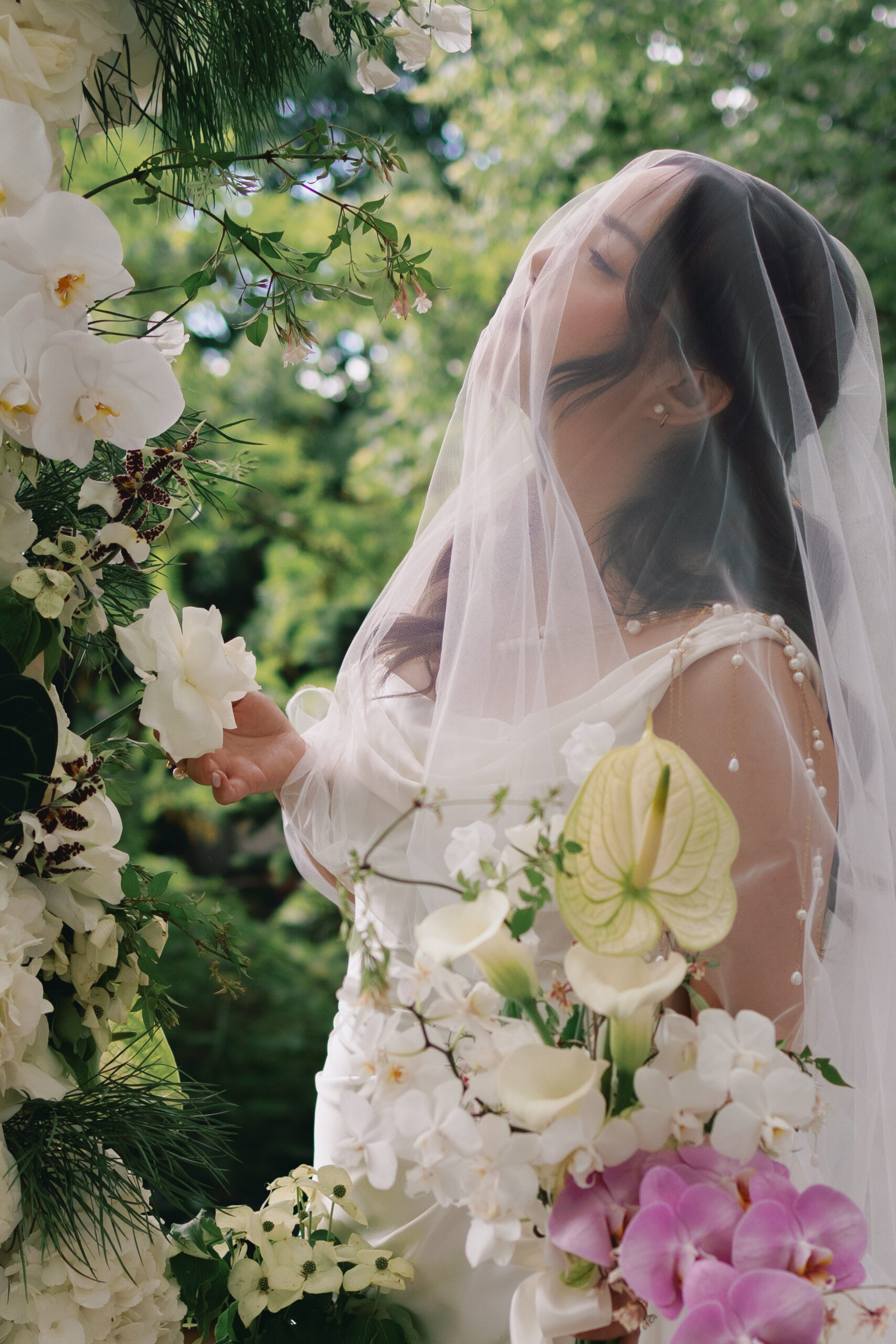 veil portrait at the River Café in Brooklyn set beneath the Brooklyn Bridge with Manhattan skyline views