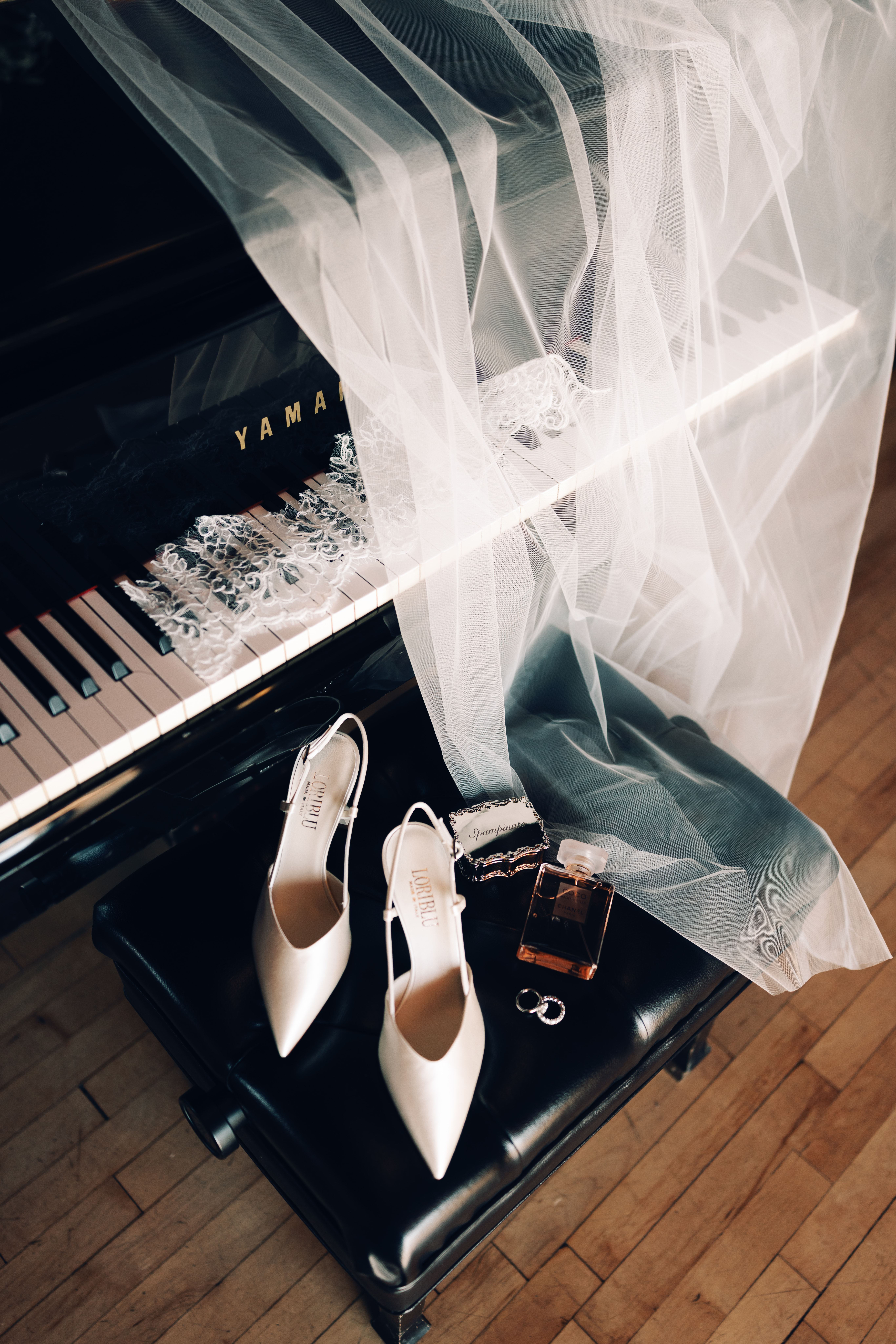 Bride’s vintage details on grand piano