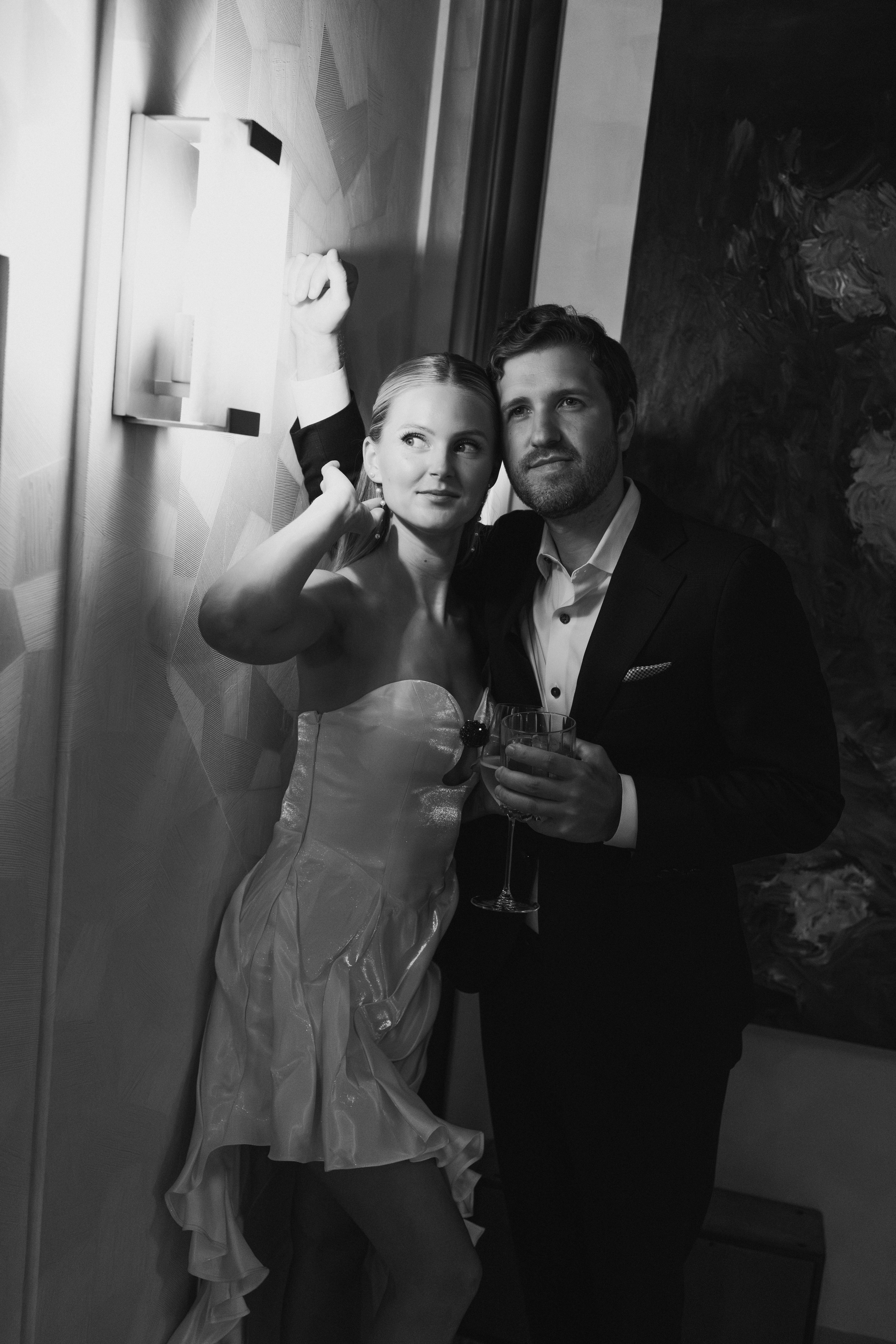 Soft, romantic portrait reflecting La Vie en Rose aesthetic in black and white